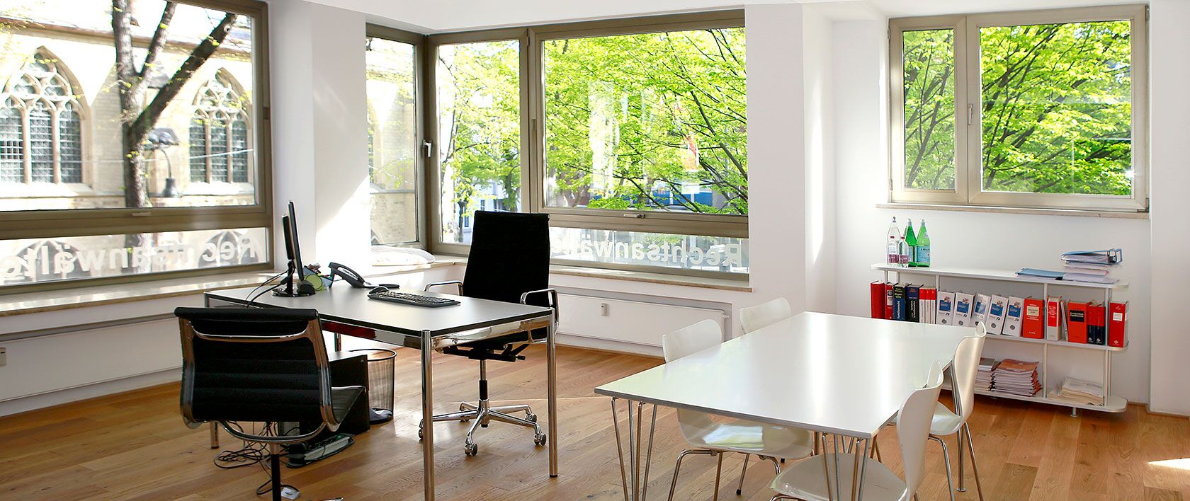 Arbeitszimmer der Kanzlei Kentenich mit Schreibtisch und Besprechungstisch